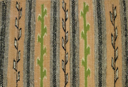 1991.04.192, Diné/Navajo rug with peach background and vine pattern